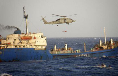 Un helicóptero español socorre al mercante que logró huir de los piratas.