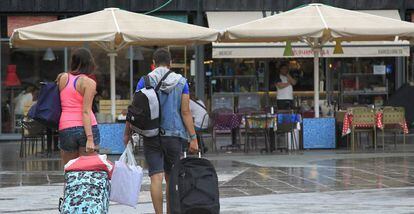 Unos turistas caminan con sus maletas. EFE/Archivo