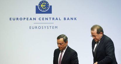 Mario Draghi, presidente del BCE, y Vitor Constancio, vicepresidente, ayer, despu&eacute;s de la conferencia de prensa.