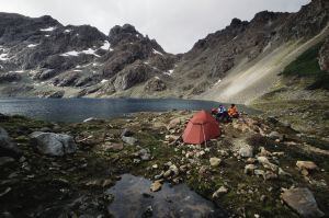 Acampada durante el circuito de trekking Dientes de Navarino, en Tierra del Fuego (Chile).