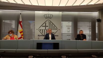 El primer teniente de alcalde del Ayuntamiento de Barcelona, Jaume Collboni, flanqueado por la concejal de Hacienda, Montserrat Ballarín, y el de Presupuesto, Jordi Martí.