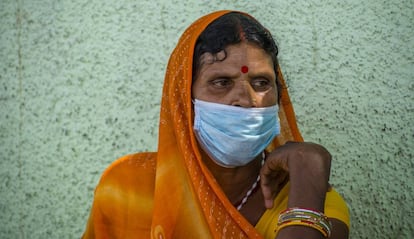 Una mujer se cubre con una mascarilla protectora en Nueva Delhi, India, el 1 de abril de 2020.