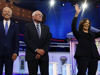 Desde la izquierda, Joe Biden, Bernie Sanders y Kamala Harris, en el debate demócrata de este jueves en Miami.