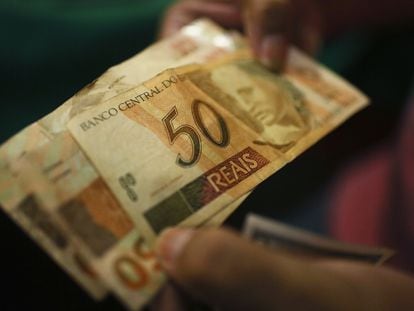 Billetes de 50 reales brasileños.
