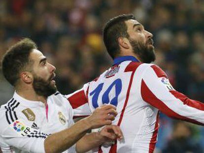 Arda Turan y Carvajal luchan por un balón en la ida.