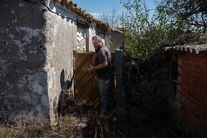 Julio César Moralejo en el jardín de una vivienda en venta en Roelos de Sayago, Zamora.