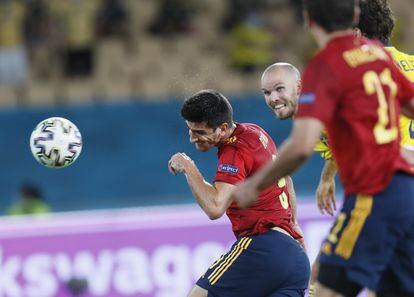 Gerard Moreno remata de cabeza en el España-Suecia celebrado en el estadio de La Cartuja el pasado lunes. EFE/EPA/Jose Manuel Vidal.