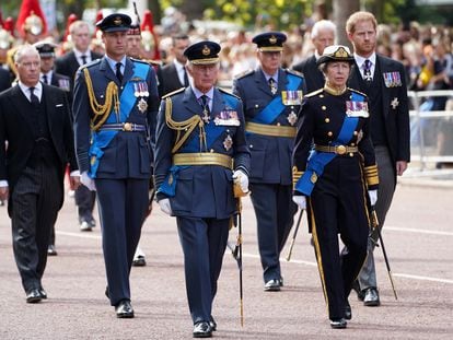 Carlos III y miembros de la familia real británica caminaban el miércoles en Londres detrás del féretro de Isabel II con destino a Westminster Hall.