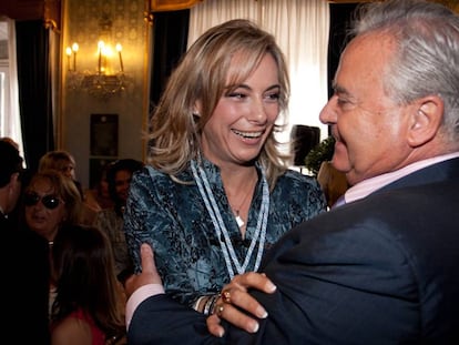 Sonia Castedo recibe la felicitaci&oacute;n de Luis D&iacute;az Alperi, tras la toma de posesi&oacute;n como alcaldesa en el a&ntilde;o 2011.