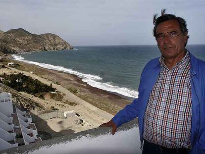 El representante de la promotora Azata del Sol, Antonio Baena, en una terraza del hotel Algarrobico en mayo de 2006.