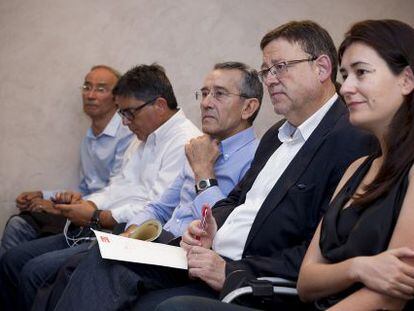 Ximo Puig (segundo por la derecha) junto a miembros del PSPV.