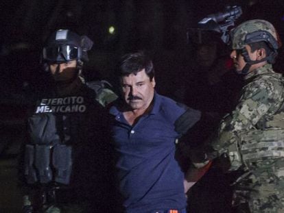 El narcotraficante Joaquín 'El Chapo' Guzmán es es conducido a un helicóptero de la Marina Armada de México, en la capital mexicana.
