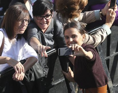La actriz Elena Anaya, atiende a sus seguidores tras presentar su película "La cordillera", en el marco de la 65 edición del Festival Internacional de Cine de San Sebastián. 