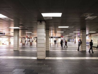 Vestíbulo vacío en la estación subterránea de plaza Catalunya.