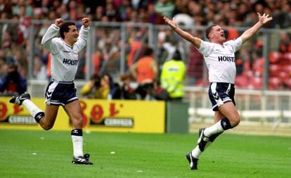 Gascoigne, a la derecha, celebra un gol seguido por Vinny Samways, en 1991.