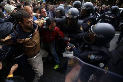 Els partidaris del referèndum contra la Policia Nacional davant de l'escola Ramon Llull.