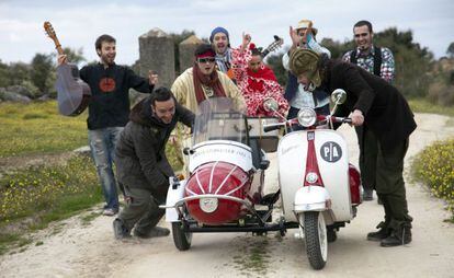 Un fotograma con los protagonistas y el grupo extremeño El desván del duende.