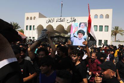 ผู้สนับสนุน Al Sadr ยืนถ่ายรูปผู้นำของพวกเขาที่หน้าศาลฎีกาอิรักเมื่อวันที่ 23 สิงหาคม 