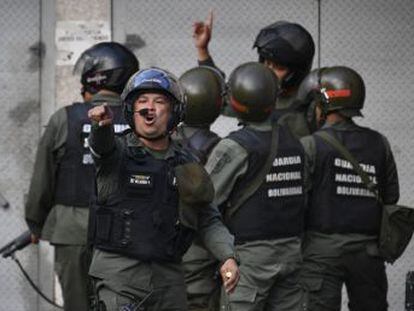 La represión aumenta en los barrios pobres a manos de las Fuerzas de Acciones Especiales, una unidad de la Policía Nacional creada por Maduro, que acumula centenares de denuncias por supuestas ejecuciones extrajudiciales