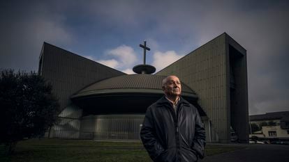 Jesús Gutiérrez, frente a una iglesia, en el barrio de Nueva Montaña, en Santander.