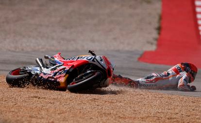 Marc Márquez, en el suelo, tras el choque con Miguel Oliveira en la prueba de MotoGP.