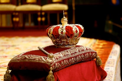 Detalle de la corona, durante la ceremonia de proclamación de Felipe VI en el Congreso de los Diputados.