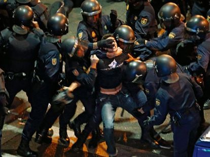 La policía detiene a un hombre durante la noche del 25-S.