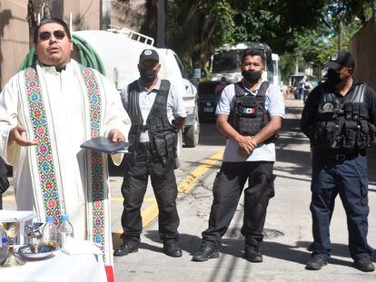 Filiberto Velázquez lleva a cabo una misa en las calles de Chilpancingo (Estado de Guerrero), en 2021.