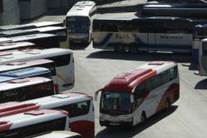 Autobuses de varias empresas en la Estaci&oacute;n Sur de Madrid.