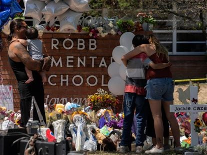 Una familia asistía el jueves al homenaje en honor a las víctimas del tiroteo en la Escuela Primaria Robb en Uvalde, Texas.