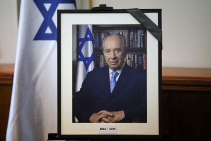 Un retrato del expresidente israelí y premio Nobel de la paz Simón Peres, durante una reunión especial del Gabinete celebrada en su recuerdo, en Jerusalén.
