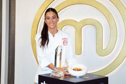 María Lo, ganadora de 'MasterChef' 10, con su trofeo.