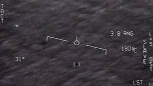 Objeto avistado por pilotos de la Armada, en una captura de un vídeo desclasificado por EE UU en abril.
