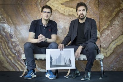 Veiga i Barozzi (a la dreta), al pavelló Mies van der Rohe, amb una imatge del seu edifici premiat.