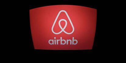 Logo de Airbnb en una tienda de París.