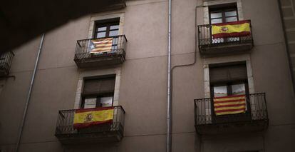 Banderas de todo tipo en un edificio de Barcelona.