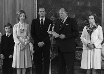 El Conde de Barcelona cede sus derechos dinásticos en favor de su hijo Juan Carlos en presencia del príncipe Felipe, doña Sofía y la madre del rey, María de las Mercedes el 14 de mayo de 1977.