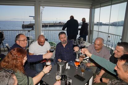 El lÃder de VOX, Santiago Abascal (centro), y el candidato de VOX en A Coruña, Manuel Fuentes (segundo por la derecha), toman unas copas con pescadores y mariscadores del puerto de Ribeira, el 3 de febrero.