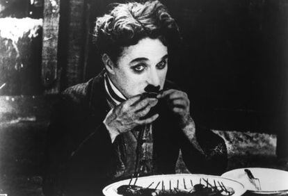 Chaplin terminando su plato de zapato en 'La quimera del oro' (1925). Ay, si hubiera tenido una fabada a mano...