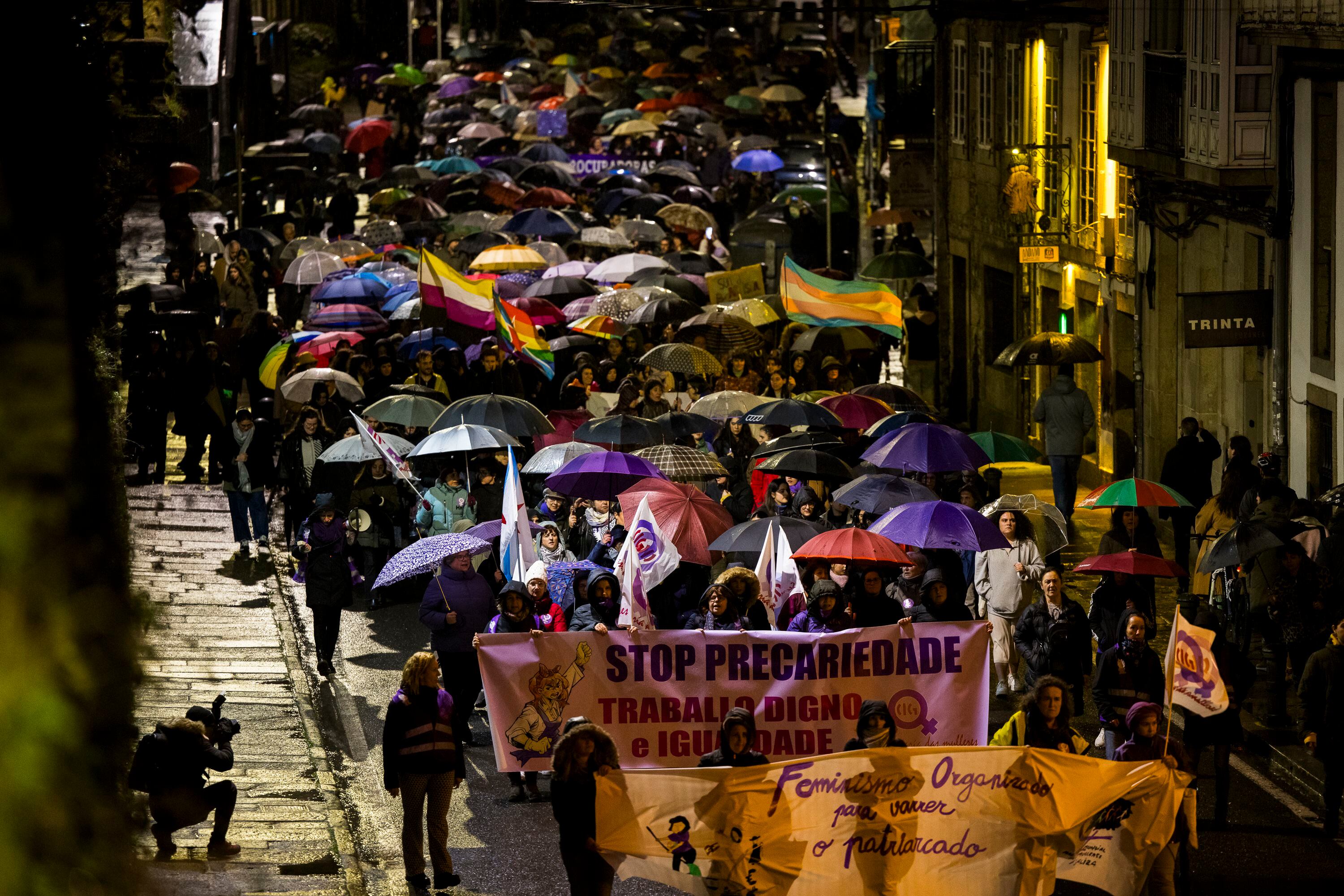 Ambiente de la manifestación del Día Internacional de la Mujer por el centro de Santiago de Compostela (A Coruña).