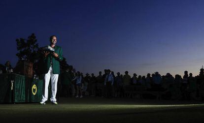 Sergio García, el 10 de abril, el domingo de su victoria, con el trofeo del Masters.