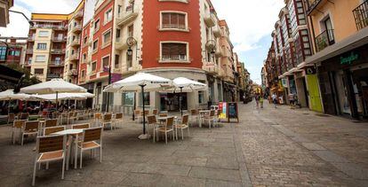 Una terraza vacía en una calle de Aranda de Duero (Burgos), tras haber sido aislada por la Junta de Castilla y León para contener elCovid-19.