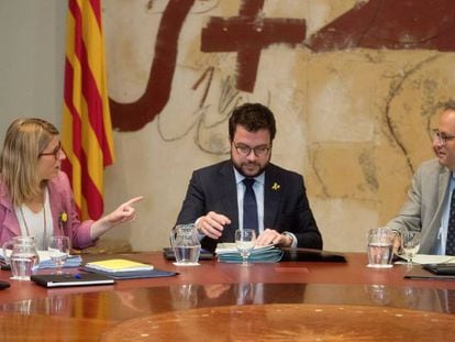 D'esquerra a dreta, la consellera de Presidència, Elsa Artadi; el vicepresident, Pere Aragonès, i el president, Quim Torra.