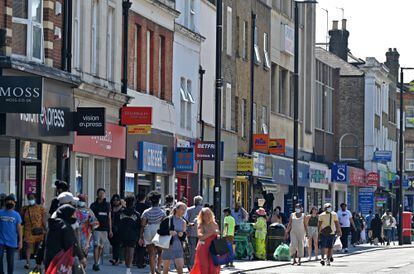 Las calles de Hounslow, un barrio al oeste de Londres donde se ha registrado un aumento de la variante india del virus, llenas de gente este 1 de junio