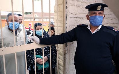 Pensionistas egipcios con mascarillas esperan para cobrar su pensión mensual en el distrito de Shubra El Kheima, en El Cairo.
