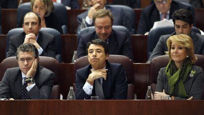 Desde la izquierda: Francisco Granados, Ignacio González y Esperanza Aguirre, en la Asamblea de Madrid en 2009.