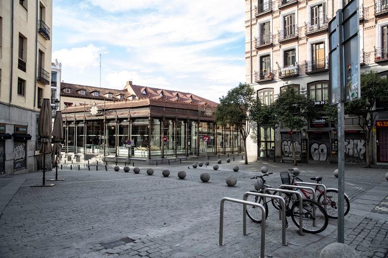 El estado de alarma ha dejado vacío el mercado de San Miguel (Madrid), siempre abarrotado.