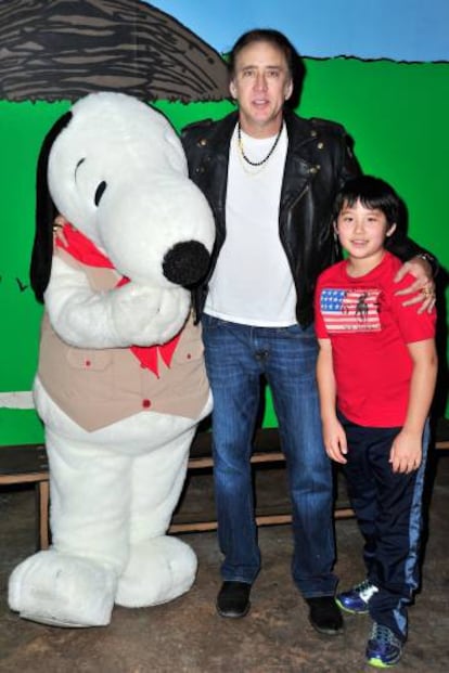 Nicolas Cage, obsesionado con los superhéroes, se empeñó en llamar a su hijo Kal-El, nombre real de Clark Kent, el tipo detrás de Superman. El que está con ellos es Snoopy.