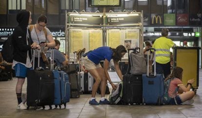 Pasajeros en la estación de Santa Justa en Sevilla este lunes durante el día de huelga en Renfe. 