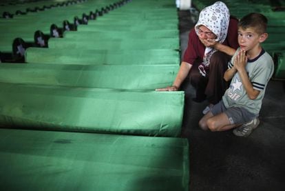 Una mujer junto al féretro de un familiar asesinado en la matanza de Srebrenica, 10 de julio de 2013. Hasta ahora, han sido identificadas unas 7.000 víctimas, según Lejla Cengic, portavoz del Instituto de personas desaparecidas de Bosnia-Herzegovina.